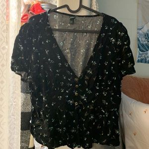 Short sleeve blouse with flowers embroidered